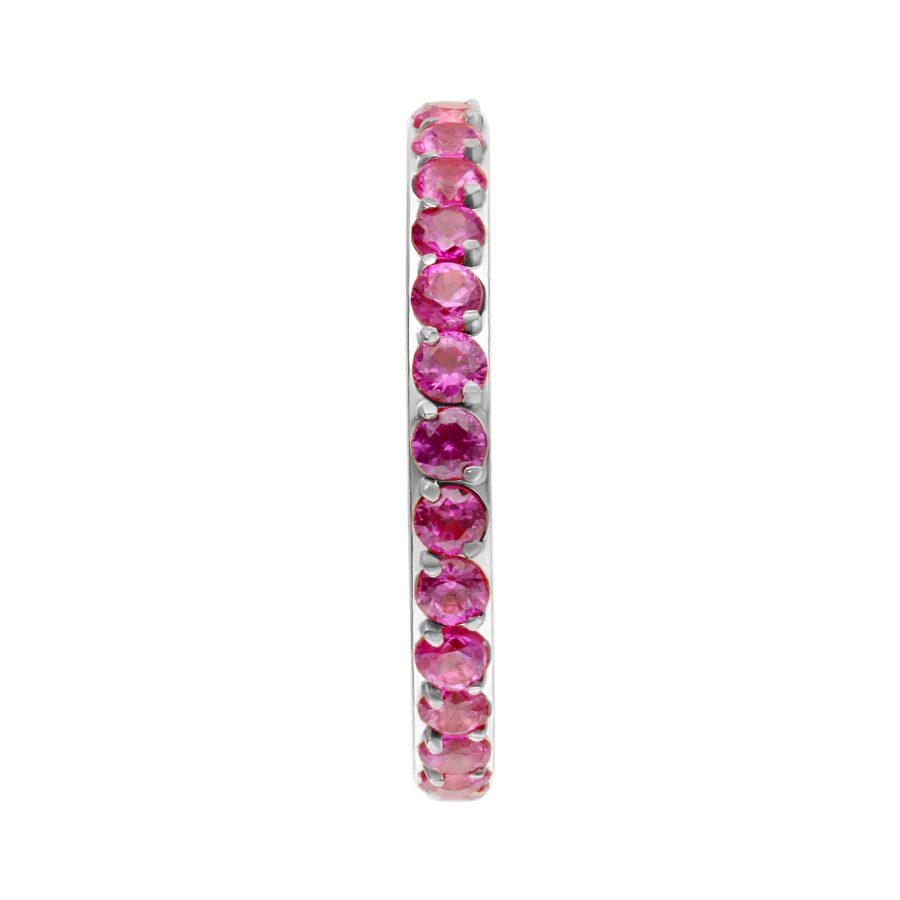 Silberfarbener Piercing-Ring mit roten Kristallen in einer geraden Linie
