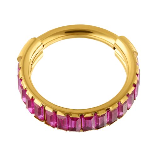 Goldener Piercing-Ring mit roten Baguette-Kristallen auf weißem Hintergrund