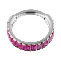 Silberner Ring mit roten Baguette-Kristallen auf weißem Hintergrund