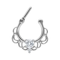 Silberner Septum Clicker mit klarem Kristall auf weißem Hintergrund