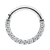 Silberner Clicker-Ring mit klaren Kristallen auf weißem Hintergrund