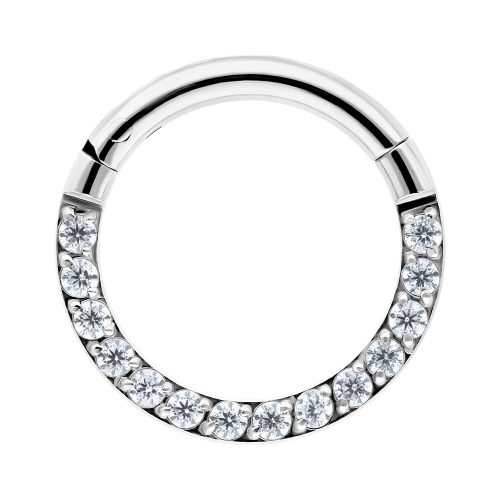 Silberner Clicker-Ring mit klaren Kristallen auf weißem Hintergrund