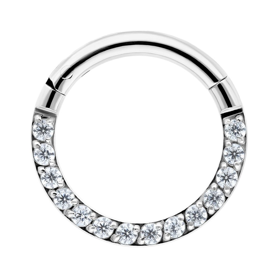 Silberner Clicker-Ring mit klaren Kristallen auf weißem Hintergrund