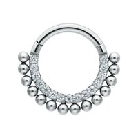 Silberner Piercing-Ring mit Kristallen und kleinen Kugeln auf weißem Hintergrund