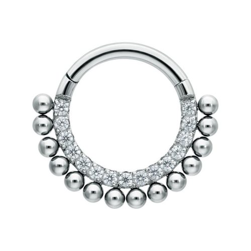 Silberner Piercing-Ring mit Kristallen und kleinen Kugeln auf weißem Hintergrund