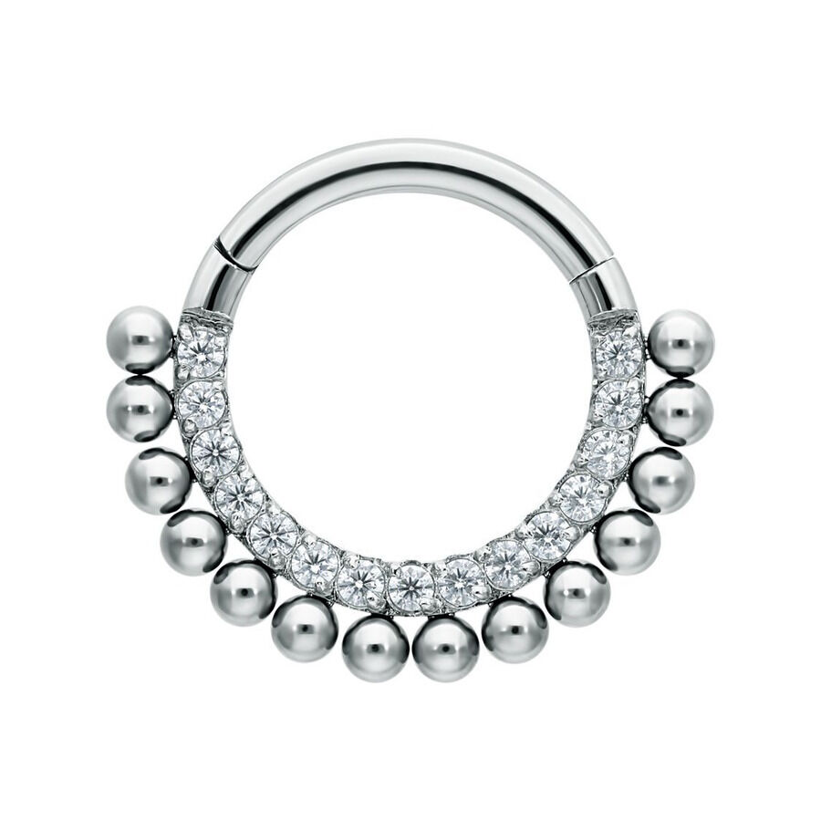 Silberner Piercing-Ring mit Kristallen und kleinen Kugeln auf weißem Hintergrund