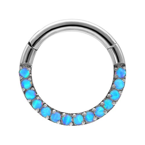 Silberner Piercingring mit hellblauen Opalsteinen auf weißem Hintergrund