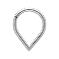 Silberner Teardrop Clicker Piercing auf weißem Hintergrund