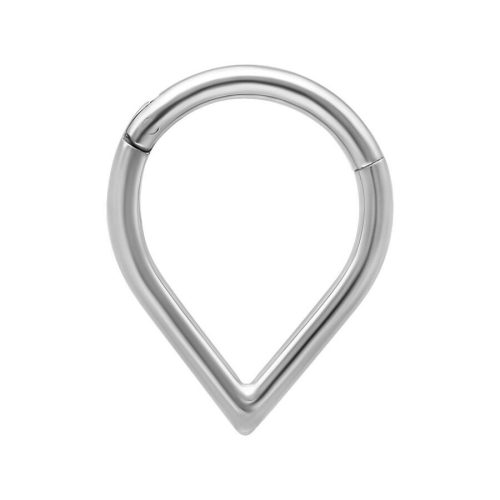 Silberner Teardrop Clicker Piercing auf weißem Hintergrund
