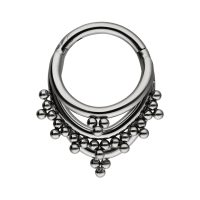 Silberfarbener Triple Oriental Clicker mit Kugeldetails auf weißem Hintergrund