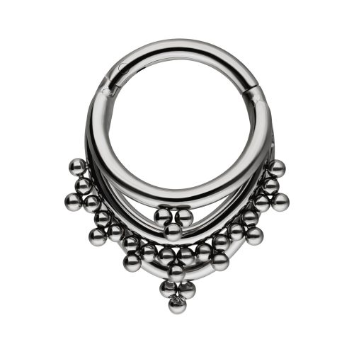 Silberfarbener Triple Oriental Clicker mit Kugeldetails auf weißem Hintergrund