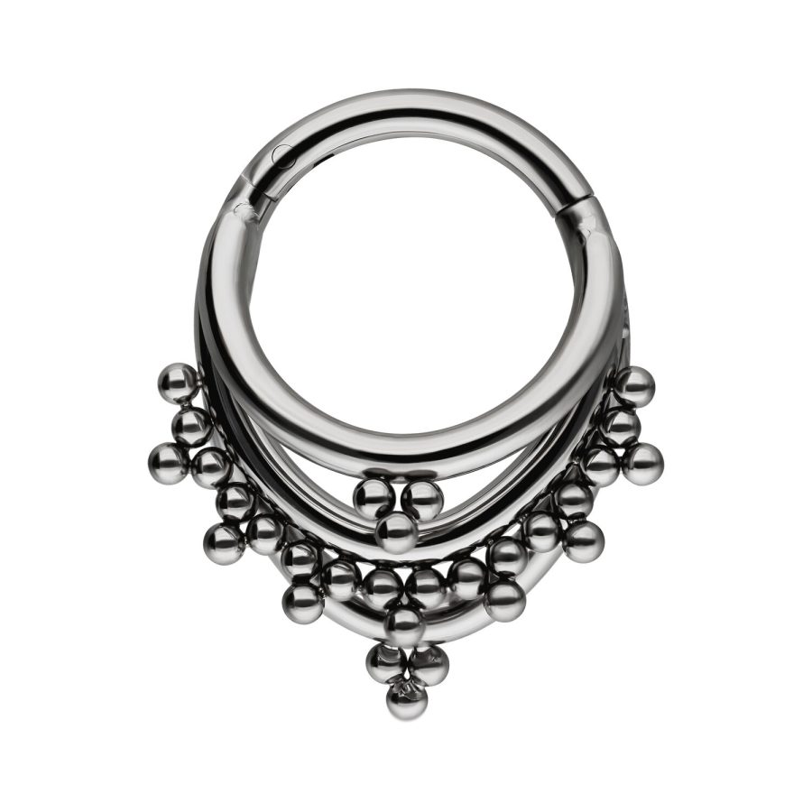 Silberfarbener Triple Oriental Clicker mit Kugeldetails auf weißem Hintergrund