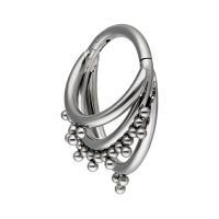 Silberfarbener Piercingring mit drei geschwungenen Ringen und Kugeln auf weißem Hintergrund