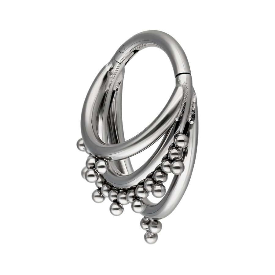 Silberfarbener Piercingring mit drei geschwungenen Ringen und Kugeln auf weißem Hintergrund