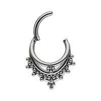 Silberner Piercingring mit Kugeln auf weißem Hintergrund
