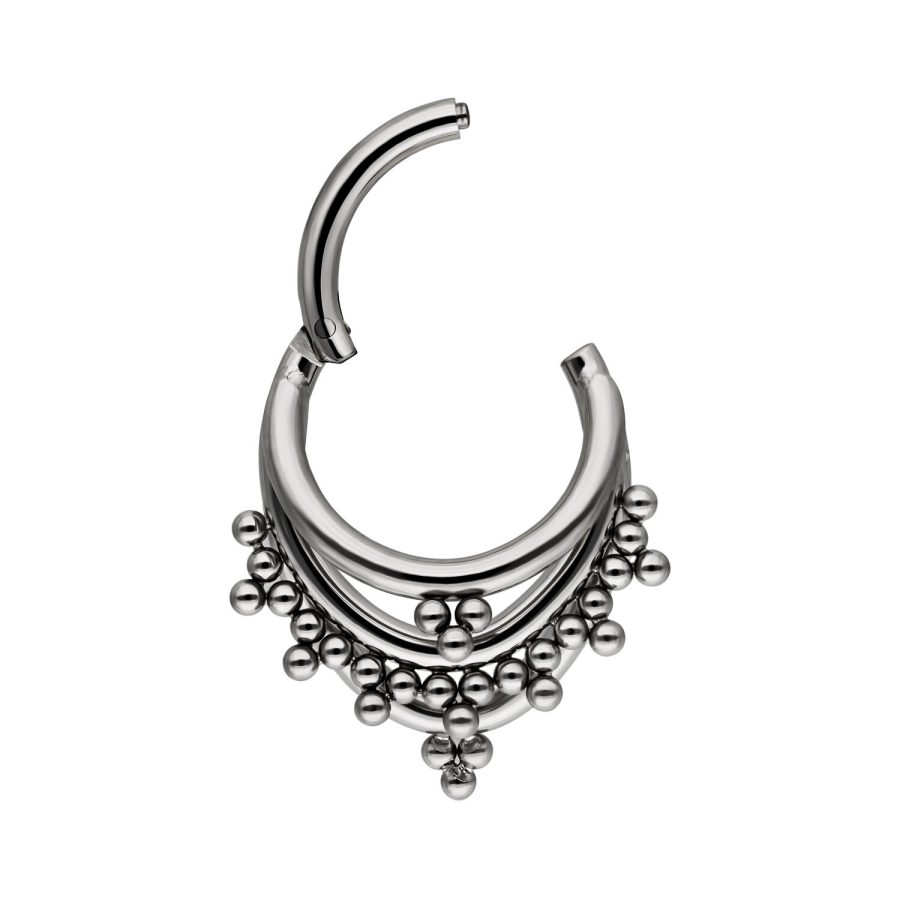 Silberner Piercingring mit Kugeln auf weißem Hintergrund