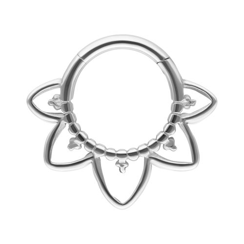 Silberner Septum Clicker aus Titan mit orientalischem Design auf weißem Hintergrund