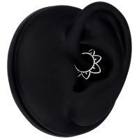 Silberner Septum Clicker mit Kristallen in schwarzem Ohrmodell