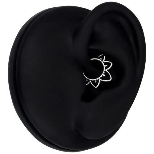 Silberner Septum Clicker mit Kristallen in schwarzem Ohrmodell