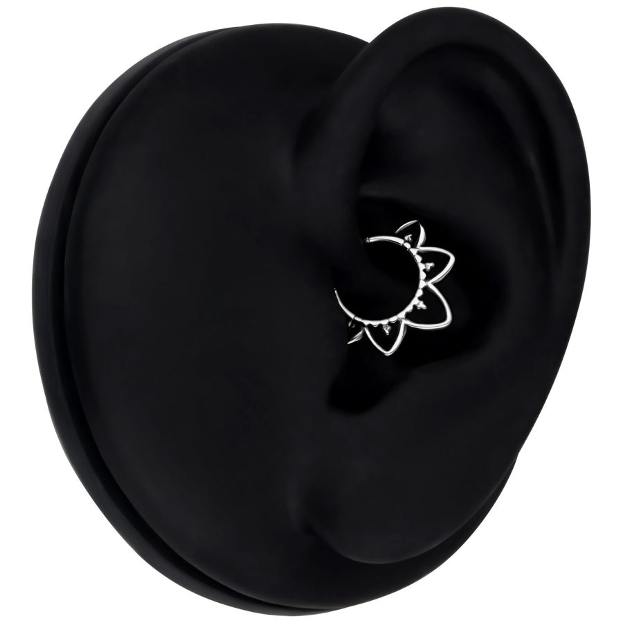 Silberner Septum Clicker mit Kristallen in schwarzem Ohrmodell