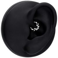Silberner Septum Clicker mit Kristallblatt-Design auf schwarzem Ohr-Modell