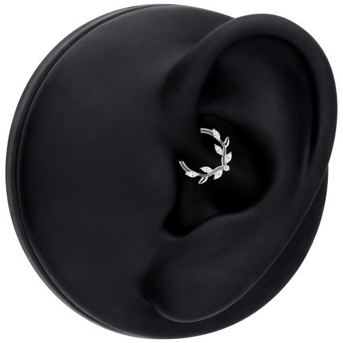Silberner Septum Clicker mit Kristallblatt-Design auf schwarzem Ohr-Modell