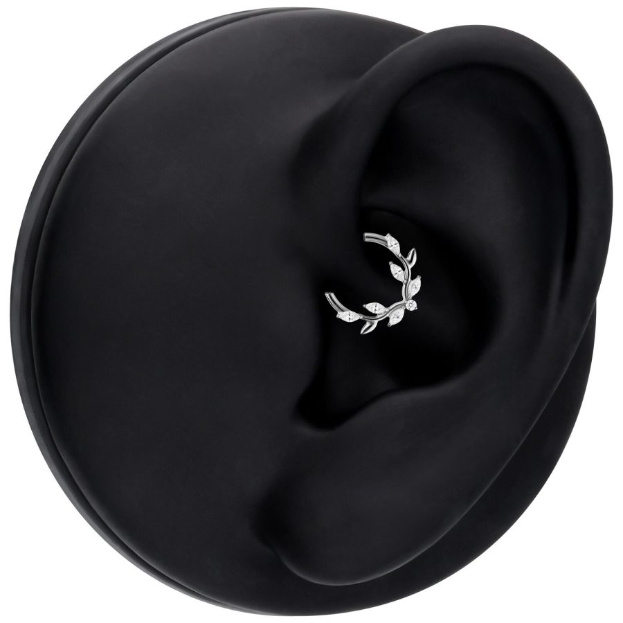 Silberner Septum Clicker mit Kristallblatt-Design auf schwarzem Ohr-Modell