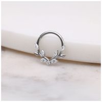 Silberner Septum Clicker mit Kristallblättern auf weißem Hintergrund