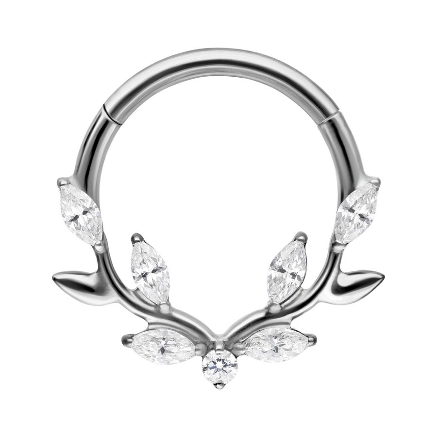 Silberner Septum Clicker mit Kristall-Blatt-Design auf weißem Hintergrund