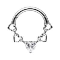 Silberner Septum Clicker mit Herz- und Kristalldetails auf weißem Hintergrund