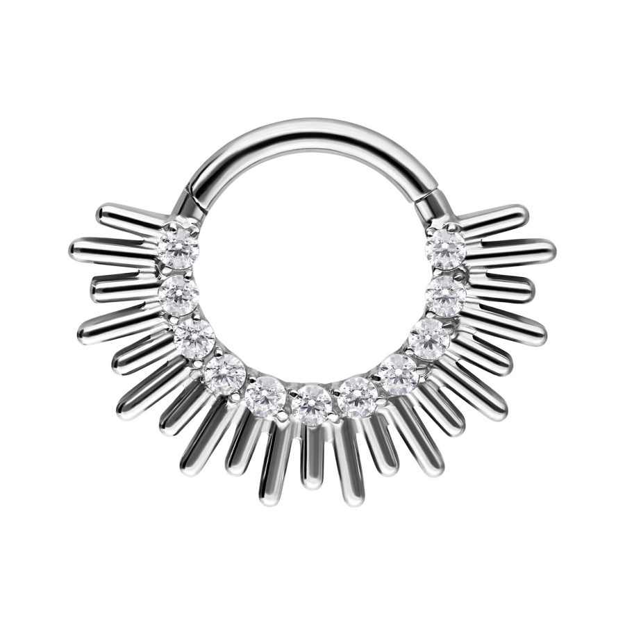 Silberner Septum Clicker aus Titan mit strahlenförmigen Zirkonia auf weißem Hintergrund