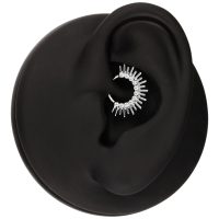 Silberner Septum Clicker in Sonnenstrahlenform in einem schwarzen Ohr auf weißem Hintergrund
