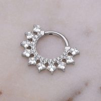 Silberner Septum Clicker mit Kristallen auf marmoriertem Hintergrund