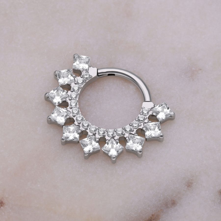 Silberner Septum Clicker mit Kristallen auf marmoriertem Hintergrund