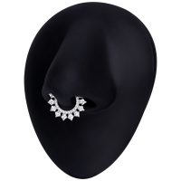 Silberner Septum Clicker mit Kristallen an schwarzem Modellkopf