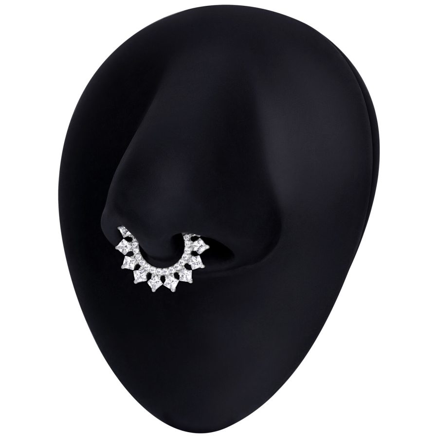 Silberner Septum Clicker mit Kristallen an schwarzem Modellkopf