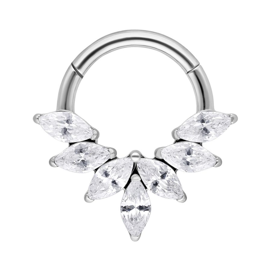 Silberner Septum Clicker mit Marquise Kristallen auf weißem Hintergrund