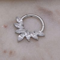 Silberner Septum Clicker mit Marquise Kristallen auf Marmorhintergrund
