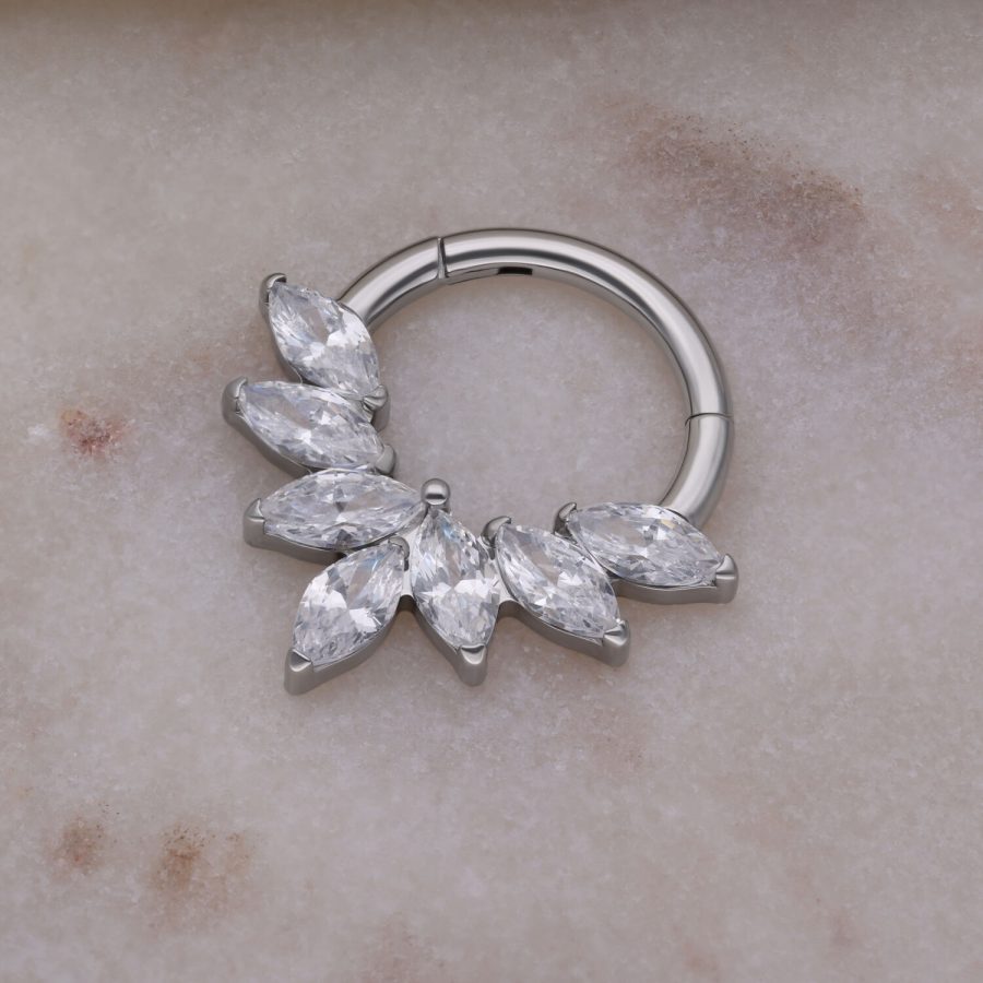 Silberner Septum Clicker mit Marquise Kristallen auf Marmorhintergrund