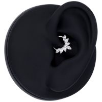 Silberner Marquise Kristall Septum Clicker an schwarzem Ohr-Display