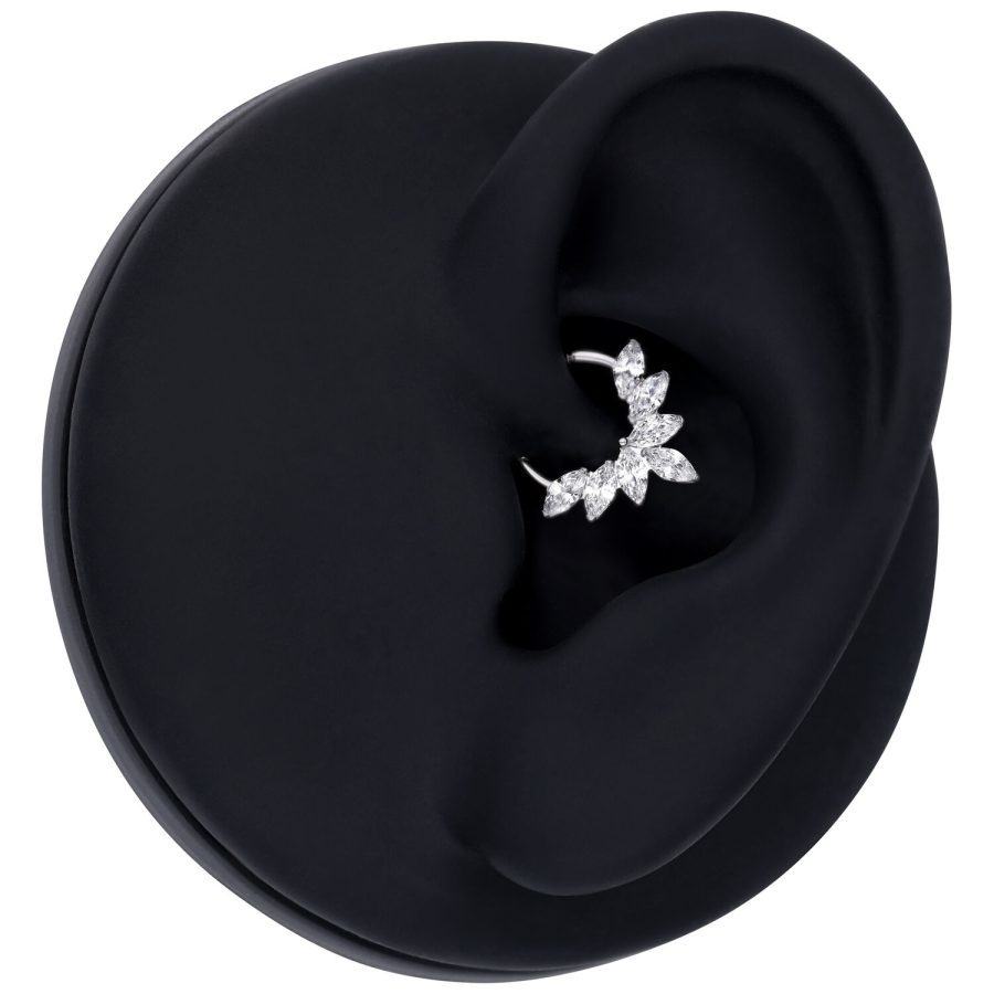 Silberner Marquise Kristall Septum Clicker an schwarzem Ohr-Display