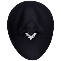 Silberner Septum Clicker mit Marquise Kristallen auf schwarzem Hintergrund