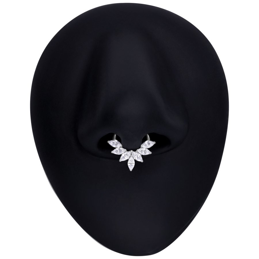 Silberner Septum Clicker mit Marquise Kristallen auf schwarzem Hintergrund