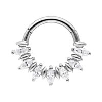 Silberner Septum Clicker mit Marquise-Steinchen auf weißem Hintergrund