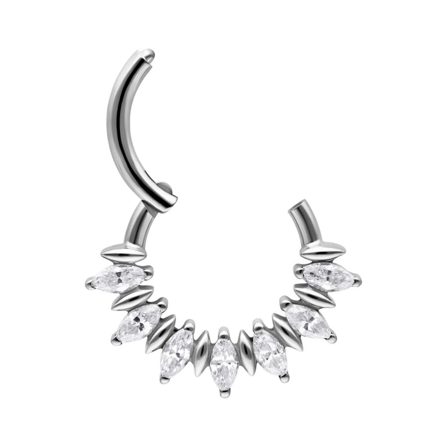 Silberner Septum Clicker mit Marquise-Steinbesatz auf weißem Hintergrund
