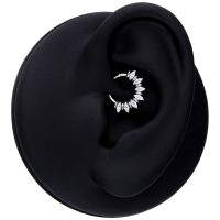 Silberner Marquise Sunburst Septum Clicker am schwarzen Ohrmodell