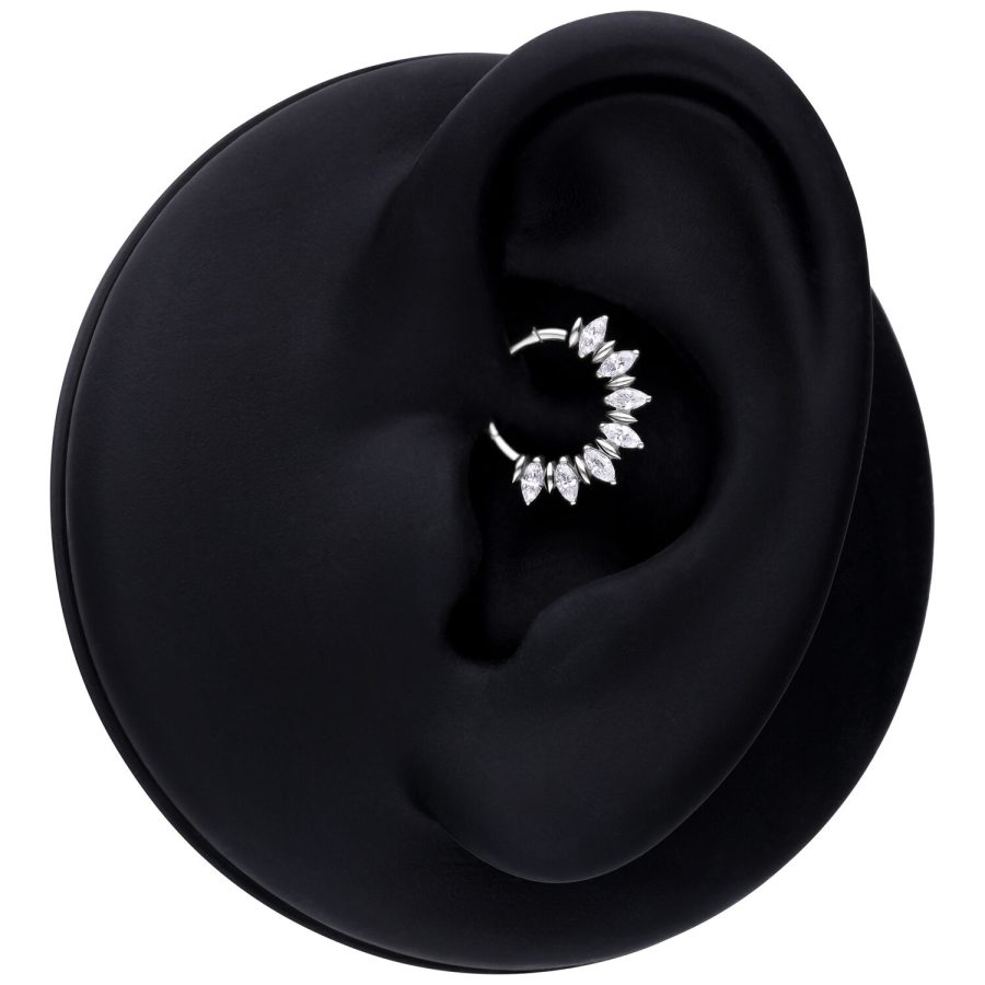 Silberner Marquise Sunburst Septum Clicker am schwarzen Ohrmodell