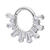 Silberner Septum Clicker mit funkelnden Kristallen auf weißem Hintergrund