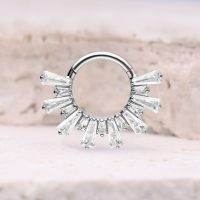 Silberner Septum Clicker mit Kristallen auf hellem Hintergrund