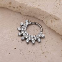 Silberner Septum Clicker mit funkelnden Kristallen auf beigem Hintergrund